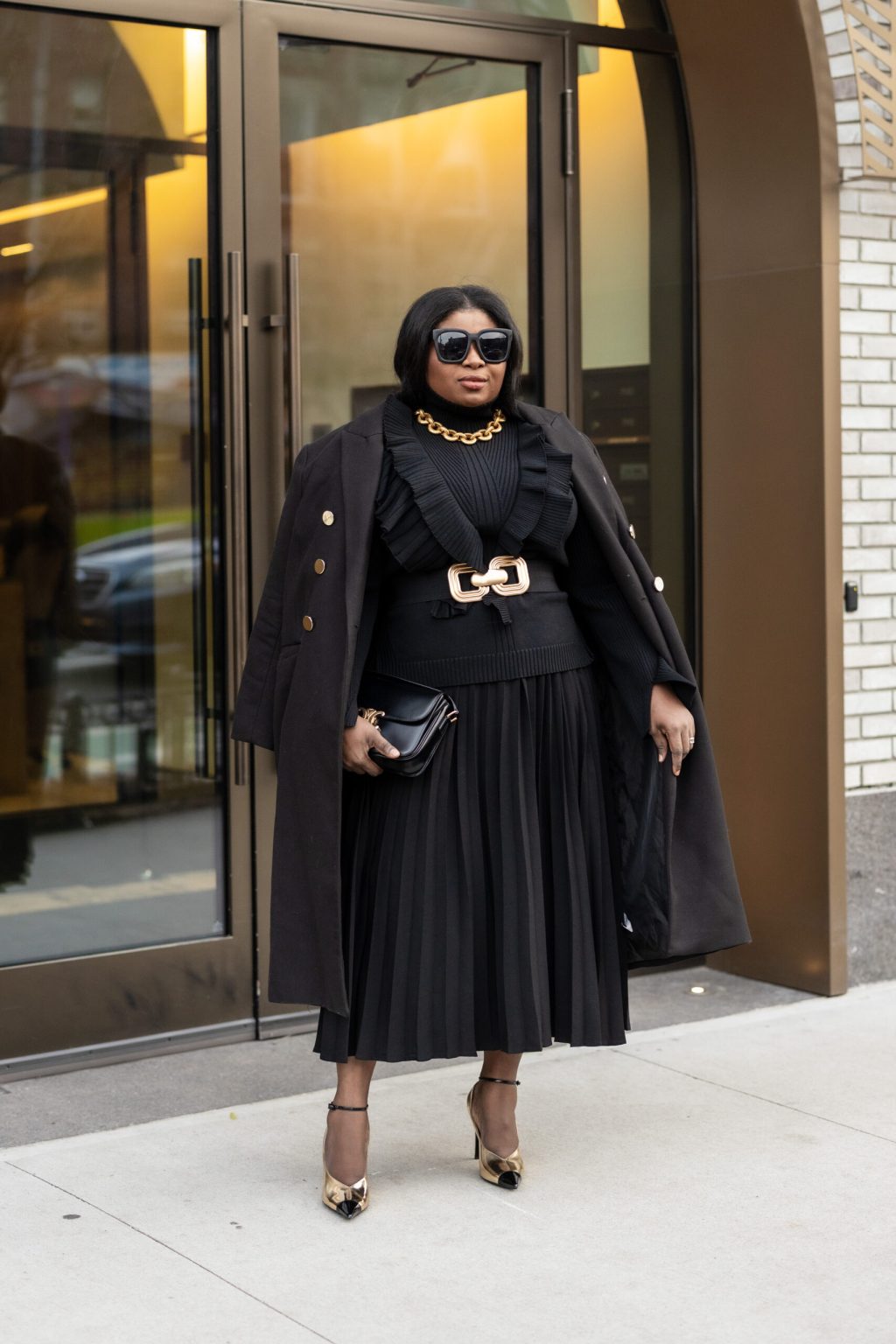How-to-Style-a-Black-Pleated-Skirt-captoe-pumps-trend0Z1A9457-scaled.jpg