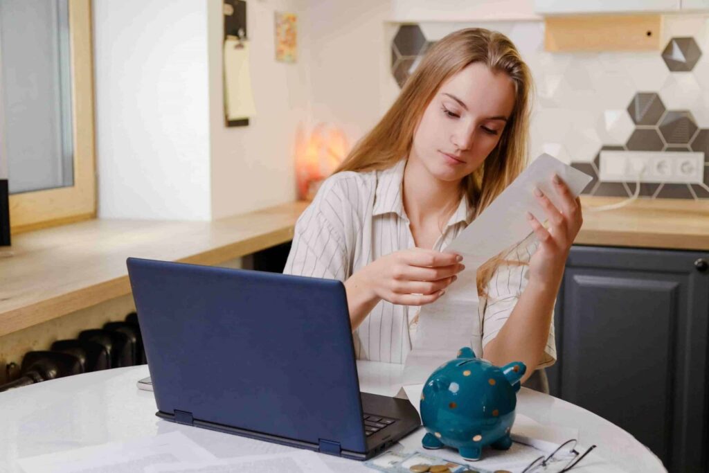 ahorros-dinero-mujer-viendo-facturas-scaled