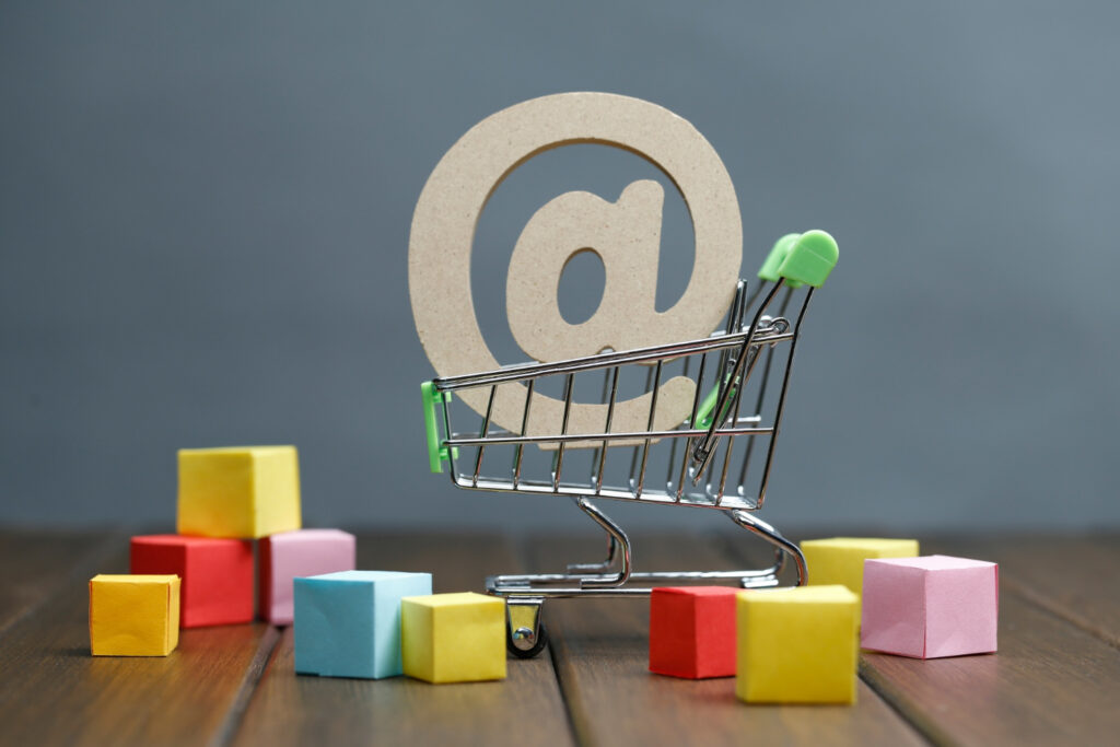wooden-symbol-shopping-cart-online-shopping-concept