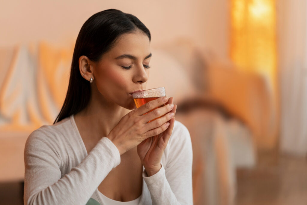 medium-shot-woman-holding-drink